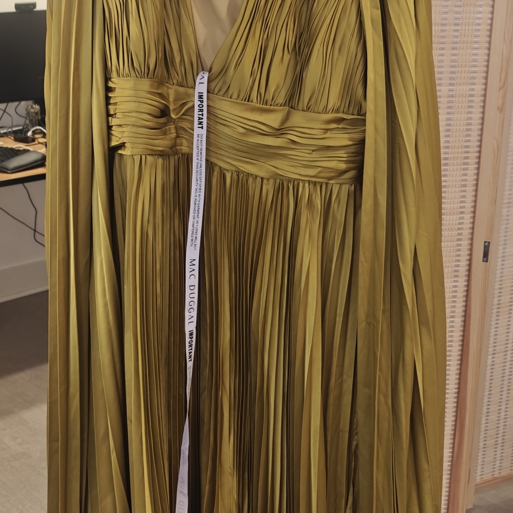 Mac Duggal Metallic Pleated Charmeuse Cape Gown Size 14 - Picture 4 of 5